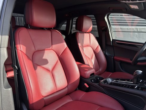 Certified 2025 Porsche Macan image 22