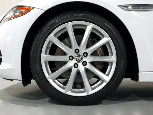 Used 2013 Jaguar XJ image 18