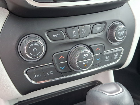 Used 2019 Jeep Cherokee Limited image 17