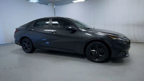 Used 2022 Hyundai Elantra SEL image 2
