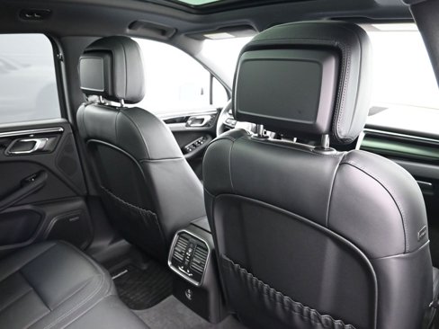Certified 2025 Porsche Macan image 7