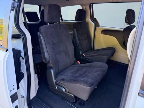 Used 2018 Dodge Grand Caravan SE w/ UConnect Hands-Free Group image 3