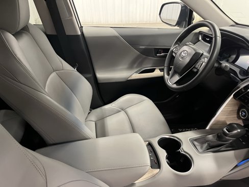 Used 2023 Toyota Venza LE image 20