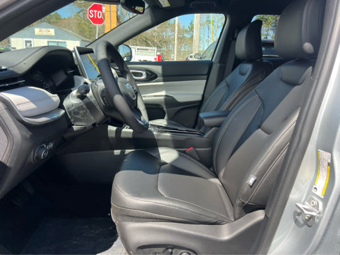 New 2025 Jeep Compass Limited image 11