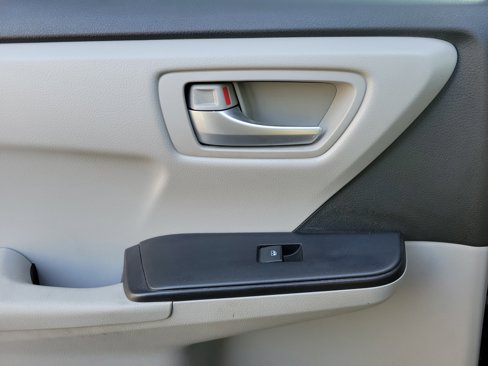 Used 2017 Toyota Camry LE image 12
