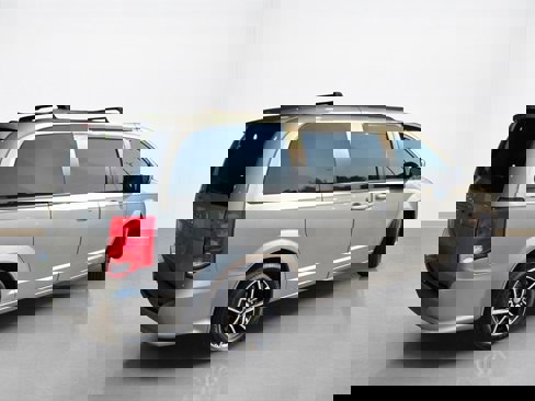 Used 2019 Dodge Grand Caravan SE image 4