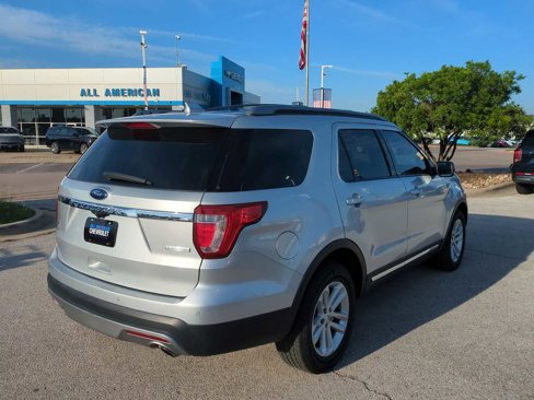 Used 2017 Ford Explorer XLT w/ Equipment Group 202A image 8