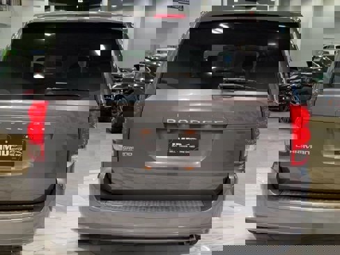 Used 2016 Dodge Grand Caravan SXT image 7