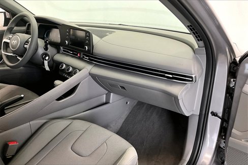 Certified 2025 Hyundai Elantra SE image 16