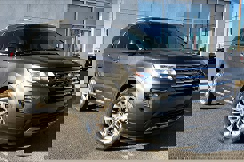 Used 2018 Ford Explorer XLT w/ Equipment Group 201A image 2