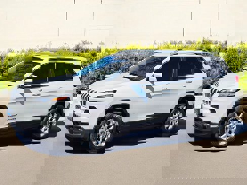 Used 2018 Jeep Cherokee Latitude Plus image 7