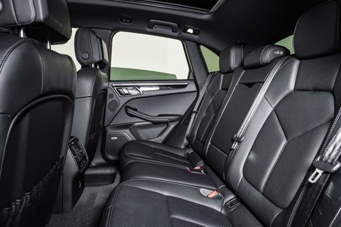 Certified 2025 Porsche Macan image 17