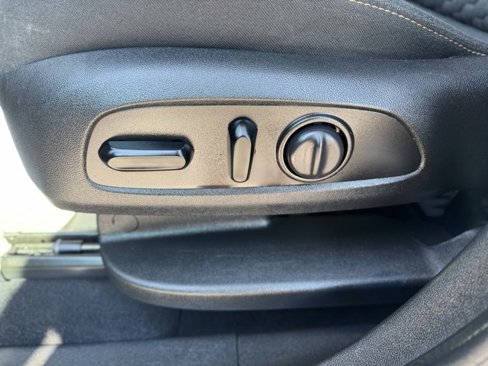 Used 2020 Chevrolet Equinox LT w/ Driver Convenience Package image 10