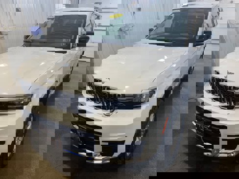 Used 2023 Jeep Grand Cherokee L Laredo image 4