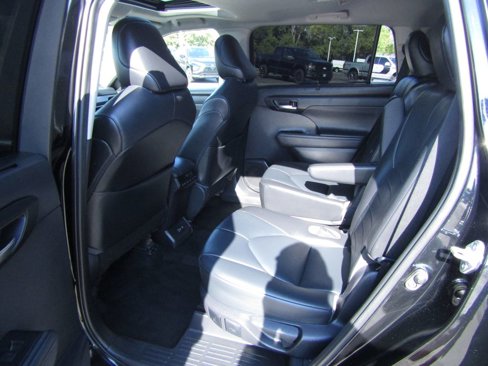 Used 2021 Toyota Highlander XLE image 34