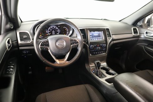 Used 2020 Jeep Grand Cherokee Laredo image 2