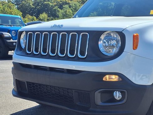 Used 2018 Jeep Renegade Latitude w/ Cold Weather Group image 19