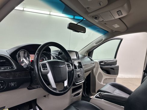 Used 2016 Chrysler Town & Country Touring image 28