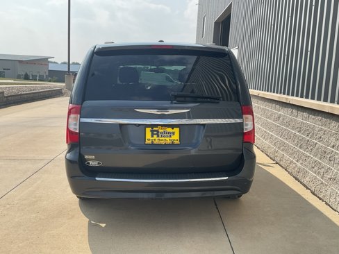 Used 2014 Chrysler Town & Country Touring image 5