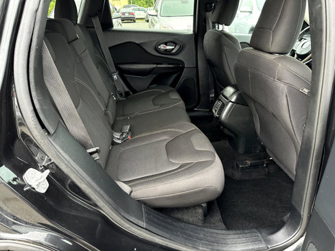 Used 2015 Jeep Cherokee Latitude w/ Comfort/Convenience Group image 11
