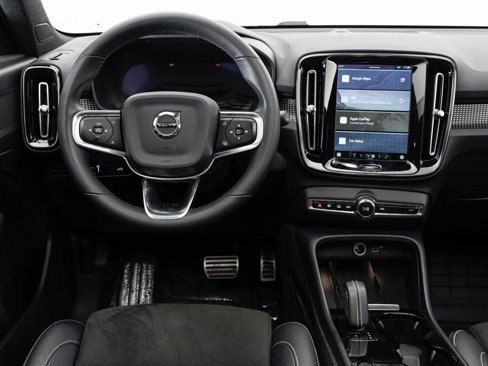 Used 2022 Volvo XC40 P8 Recharge Plus image 16