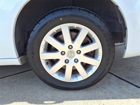 Used 2016 Chrysler Town & Country Touring image 24