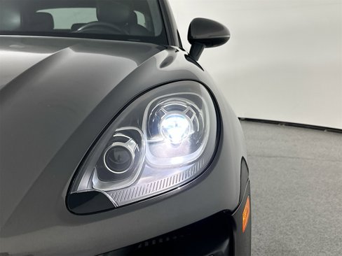 Certified 2018 Porsche Macan Turbo image 15