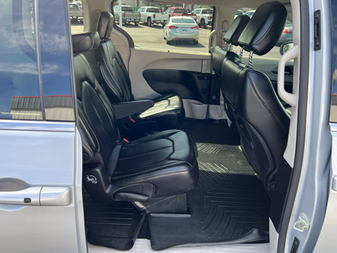 Used 2023 Chrysler Pacifica Touring-L image 19