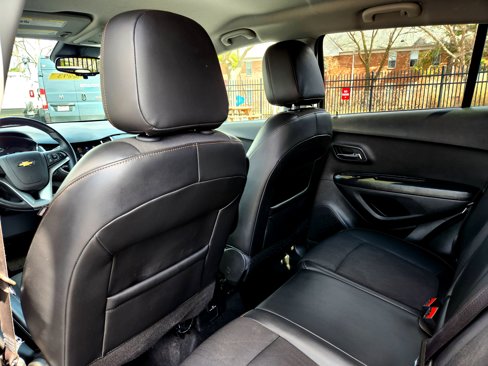 Used 2022 Chevrolet Trax LT w/ LT Convenience Package image 16