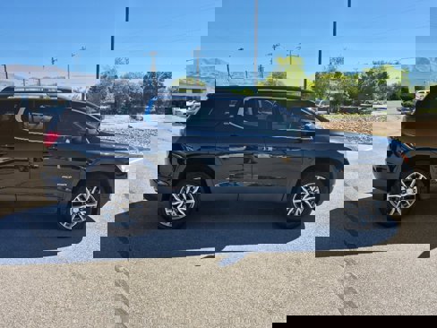 Used 2017 GMC Acadia SLE w/ Driver Alert Package I image 6