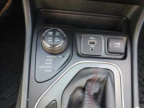Used 2023 Jeep Cherokee Trailhawk image 18