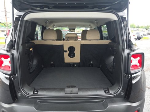 Used 2018 Jeep Renegade Latitude w/ Cold Weather Group image 41