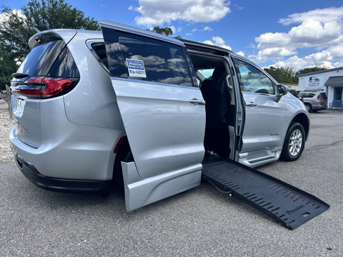 Used 2022 Chrysler Pacifica Touring-L image 2