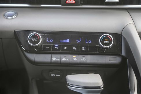 Used 2023 Hyundai Elantra SEL image 13