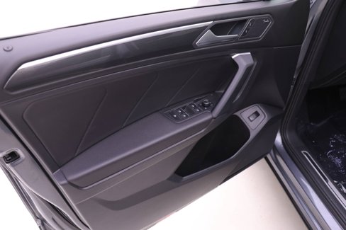 Used 2019 Volkswagen Tiguan SEL Premium image 8