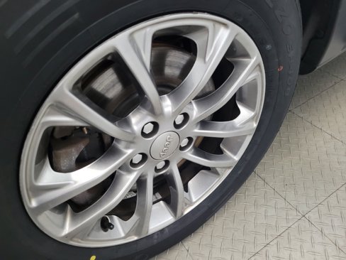 Used 2019 Jeep Cherokee Latitude Plus image 31