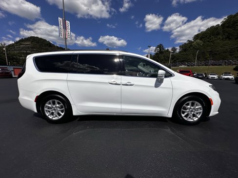 Used 2022 Chrysler Pacifica Touring-L image 32