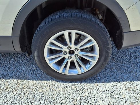 Used 2017 Ford Explorer XLT image 34