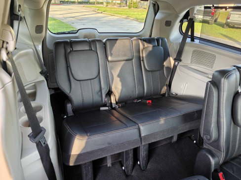 Used 2011 Chrysler Town & Country Touring-L image 19