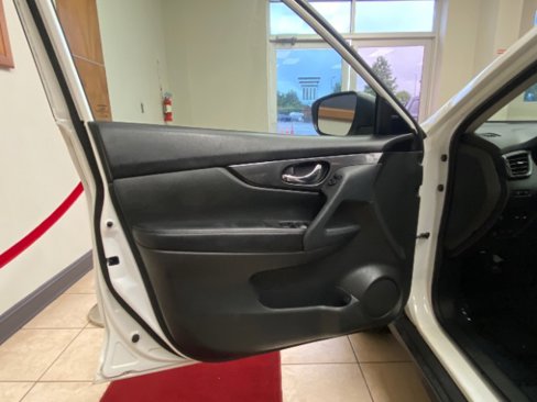 Used 2018 Nissan Rogue SV image 9
