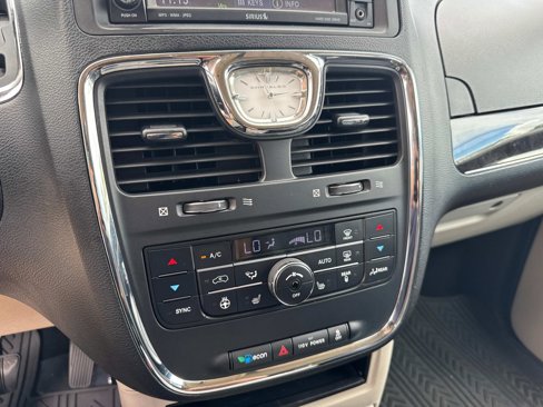 Used 2012 Chrysler Town & Country Touring-L w/ Driver Convenience Group image 26