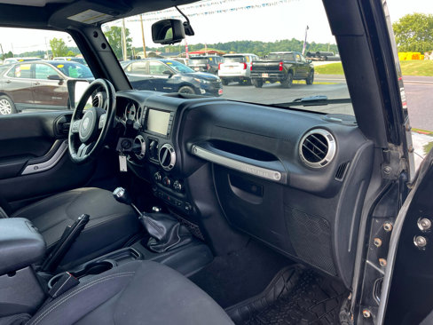 Used 2016 Jeep Wrangler Unlimited Sahara w/ Connectivity Group image 29