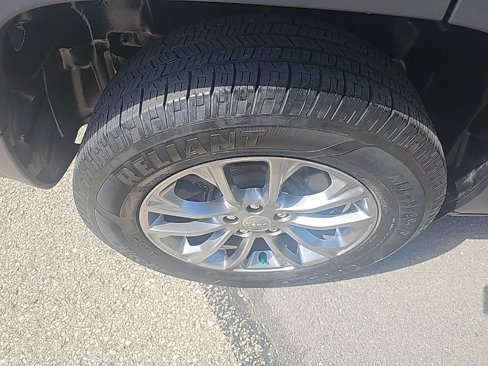 Used 2019 Jeep Cherokee Latitude Plus w/ Comfort/Convenience Group image 40