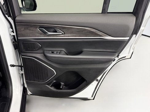Used 2022 Jeep Grand Cherokee Limited image 26