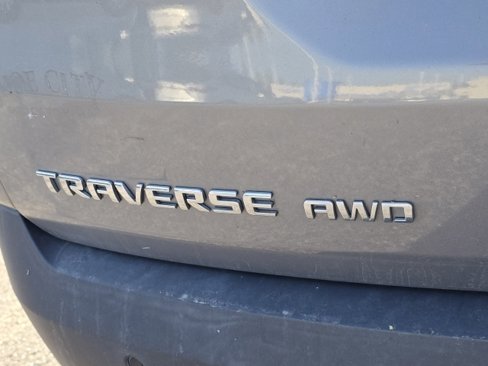 Used 2018 Chevrolet Traverse LT image 2