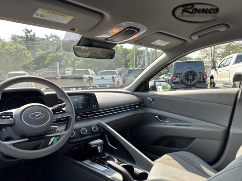 Used 2021 Hyundai Elantra SE image 15