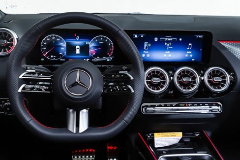 New 2025 Mercedes-Benz GLA 250 4MATIC image 13