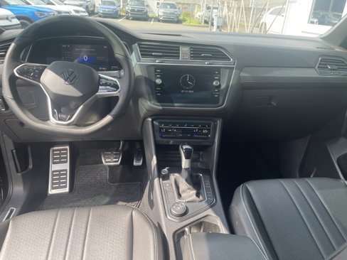 Certified 2022 Volkswagen Tiguan SE R-Line image 17