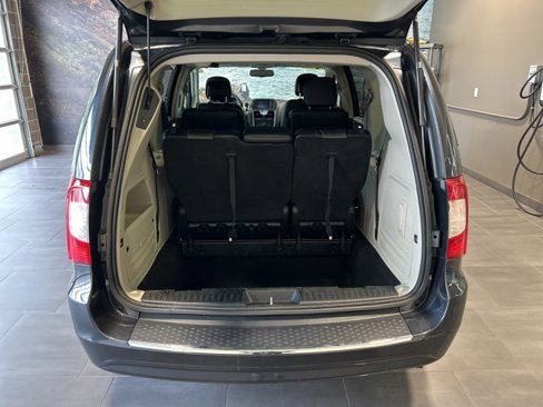 Used 2014 Chrysler Town & Country Touring image 28
