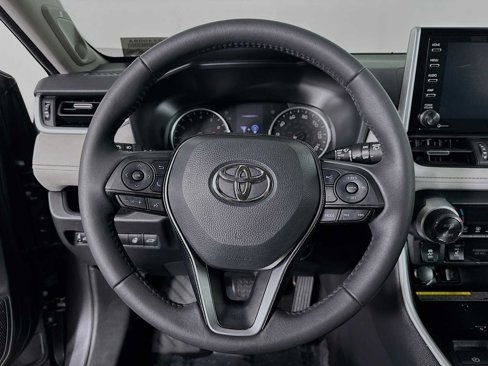 Used 2021 Toyota RAV4 XLE Premium image 11